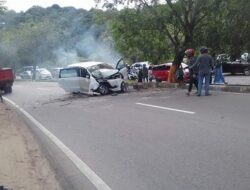 VIDEO: Kondisi Mobil Avanza Usai Hantam Pembatas Jalan Hingga Remuk di Muka Kuning