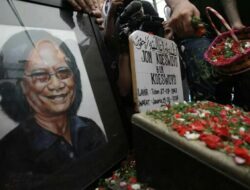 Sang Legenda Yon Koeswoyo Dikebumikan, Tangis Haru Keluarga Tak Tertahankan