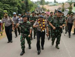 Kapolda Kepri Dikalungi Bunga dan Diarak Saat Kunker ke Yonif RK 136 Tuah Sakti
