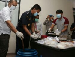 Ditresnarkoba Polda Kepri Musnahkan 3.2 Kg Sabu Milik Tersangka Penumpang Pesawat