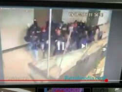 Rekaman CCTV Sesaat Balkon Gedung BEI Roboh Seketika