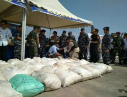 TNI AL Tangkap Kapal Bermuatan 1 Ton Sabu di Batam