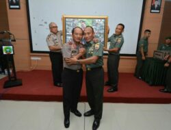 Kunker ke Markas Korem 033 WP, Kapolda Kepri dan Danrem Saling Tukar Cenderamata