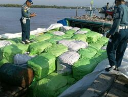 WFQR I Koarmabar Tangkap Kapal Bermuatan 40 Ton Pakaian Bekas Asal Malaysia
