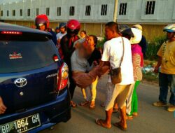 Hindari Jalan Berlobang, Pengendara Motor Nyaris Tewas di Jalan Raya Marina City