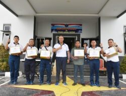 Danlanal Batam Beri Penghargaan Kepada Prajurit Berprestasi