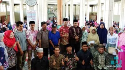 Baznas Solok Serahkan Bantuan Bagi 424 Warga Kurang Mampu