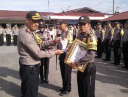 Kapolres Solok Kota Beri Penghargaan Pada Bhabinkamtibmas Berprestasi