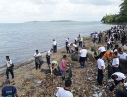 Lantamal IV Bersih-bersih Pantai di Hari Dharma Samudera