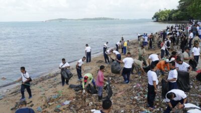 Lantamal IV Bersih-bersih Pantai di Hari Dharma Samudera