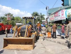 Satpol PP Bongkar Portal Beton di Pasar Raya Solok