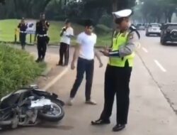 Tak Terima Ditilang, Pemuda Ini Emosi dan Rusak Motor Sendiri Hingga Hancur di Depan Polisi