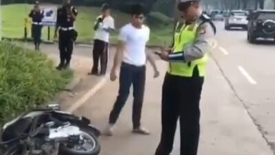 Tak Terima Ditilang, Pemuda Ini Emosi dan Rusak Motor Sendiri Hingga Hancur di Depan Polisi