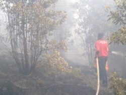 Polsek Sekupang Bantu Padamkan Kebakaran di Hutan Ponjen Tanjung Riau