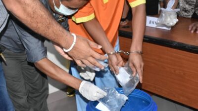 Polisi Musnahkan BB Sabu Hasil Tangkapan dari Calon Penumpang Lion Air