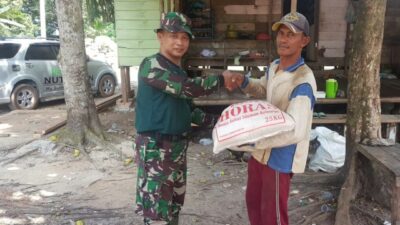 Peduli Sesama, Satgas TMMD Kodim Batam Beri Bantuan Sembako ke Warga Belongkeng