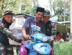Tanggap dan Sigap, Satgas TMMD Bantu Warga yang Kesulitan Bawa Barang di Motor