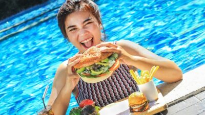 Cuma Rp99 Ribu, Bisa Makan Burger Sepuasnya dan Gratis Renang di Hotel Ini