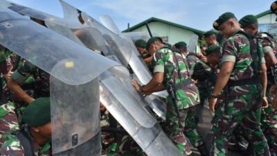 Prajurit Armed 12/Kostrad Latihan Penanganan Huru-hara Jelang Pemilu Serentak