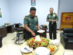 Prajurit Beri Kejutan Nasi Tumpeng Untuk Kasrem 084/Bhaskara Jaya yang Berulang Tahun