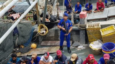 2 Kapal Vietnam Pencuri Ikan dan Cumi Ditangkap KP Baladewa 8002