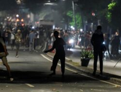 Massa Aksi Masih Lempar Batu ke Polisi di Petamburan