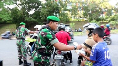 Tiap Sore, Kodim Batam Bagi-Bagi Takjil Ramadan ke Pengguna Jalan