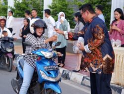 Semarak Ramadan, Aston Batam Hotel Bagikan Takjil Gratis ke Pengguna Jalan