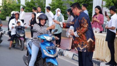 Semarak Ramadan, Aston Batam Hotel Bagikan Takjil Gratis ke Pengguna Jalan