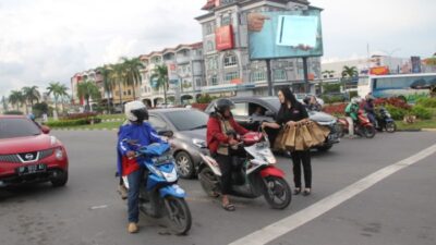 BWP Panbil Bagi-bagi Takjil Gratis Untuk Pengendara Motor di Simpang Galael