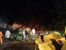 Jalan Padang-Solok Sempat Terputus Akibat Longsor, Saat Ini Akses Kembali Dibuka