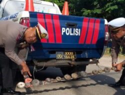 Pakai Besi Magnet, Satlantas Polresta Barelang Sisir Ranjau Paku di Jalanan Nongsa