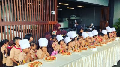 49 Murid SD Kartini 01 Ikuti Kelas Memasak di Best Western Premier Panbil