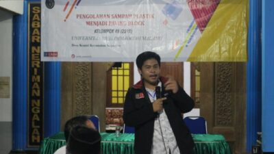 Mahasiswa KKN 49 UMM Malang Olah Limbah Plastik jadi Paving Block