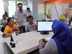 Peringati Harpelnas, PLN Batam Sapa dan Apresiasi Pelanggan