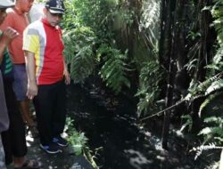 Tanggapi Keluhan Warga Berok, Wawako Reinier Tinjau Drainase Mampet