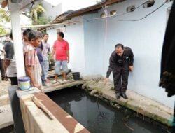 Sering Banjir, Warga Solok Keluhkan Drainase Mampet Penuh Sampah