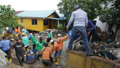 HUT ke 19, PLN Batam-DLH Gelar Goro Bersama Warga Tanjung Riau