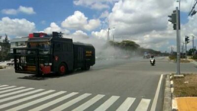 Cegah Corona, Brimob Polda Kepri Semprot Disinfektan di Sejumlah Jalan di Batam