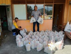 Peduli Sesama, Efriyon Coneng Bagikan 1.000 Sembako ke Warga Terdampak Corona