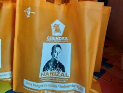Bantu Sesama, Anggota DPRD Solok Harizal Bagikan Sembako ke Warga