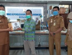 IKAPTK Solok Serahkan Bantuan Pelindung Wajah ke ASN yang Bertugas di Front Office