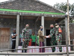 Korem 082 CPYJ Salurkan 150 Dus Keramik ke Masjid Al Fatah