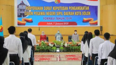 Pemko Solok Serahkan SK Pengangkatan 67 CPNS Formasi 2019