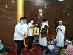 DPD Golkar Kepri Bagikan Ratusan Sajadah dan Sarung di Batam