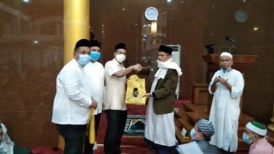 DPD Golkar Kepri Bagikan Ratusan Sajadah dan Sarung di Batam