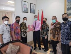 Wawako Solok Serahkan Donasi Untuk Warga Palestina