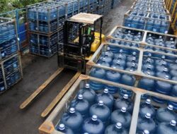 Bupati Epyardi Ancam Segel Pabrik Aqua Solok
