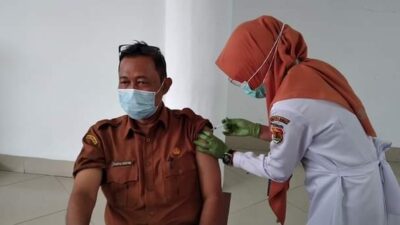 Sekda Kota Solok Disuntik Vaksin Covid 19