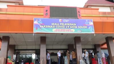 Zul Elfian Tinjau Mall Pelayanan Vaksinasi di Pasar Semi Modern Solok